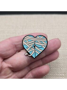 Spooky Mummy Booty Enamel Pin - Gothic Halloween Heart Shaped Lapel Badge A8472